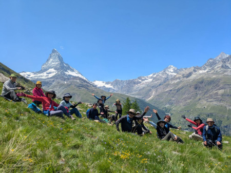 【画像】マッターホルンを望むハイキング途中（2025年6月のツアー時）