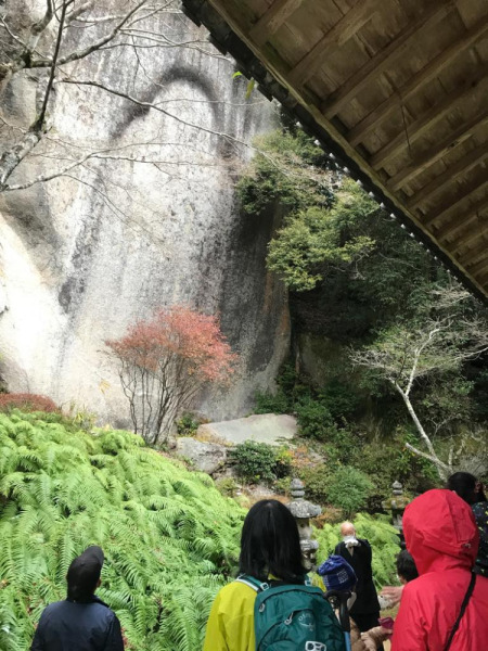 【画像】笠置寺の背後に立つ、高さ１５ｍの国内最大級の磨崖仏。鎌倉時代末期の戦火で消失したと考えられるこの磨崖仏は弥勒菩薩であり、現在もこの寺の御本尊。